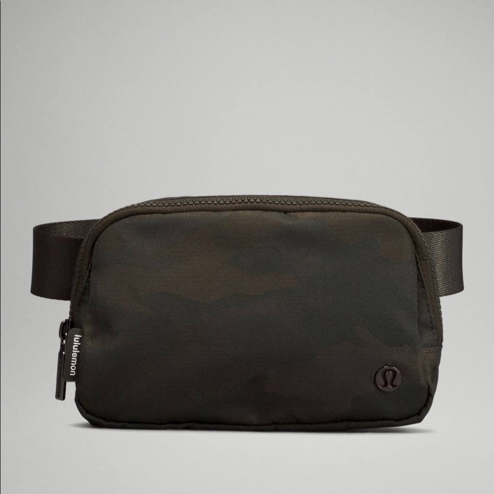 NWT Everywhere Belt Bag in 
Heritage Camo Jacquard Max Dark Olive Sargent Green
